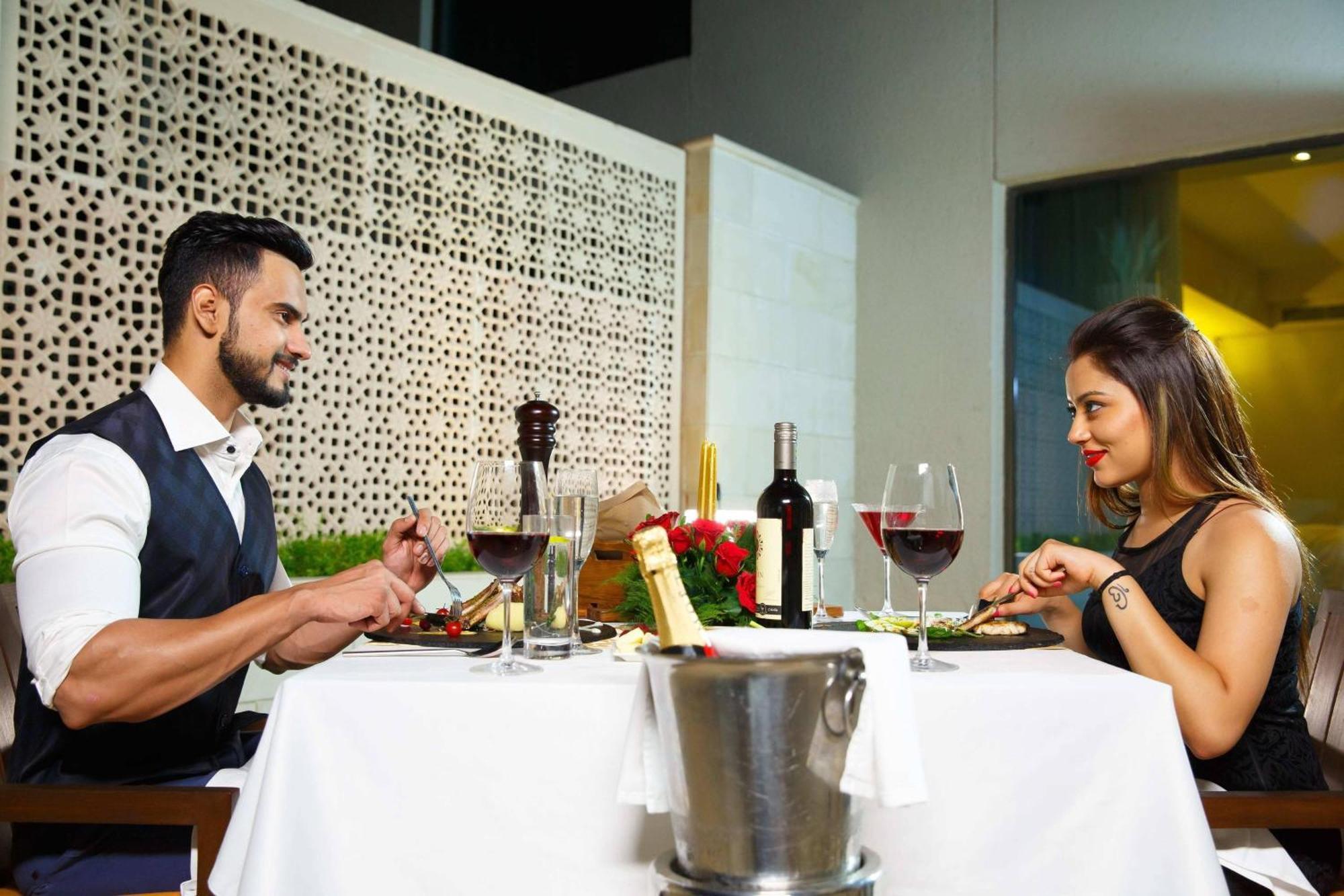 Courtyard By Marriott Agra Hotel Ngoại thất bức ảnh A couple dining at a restaurant