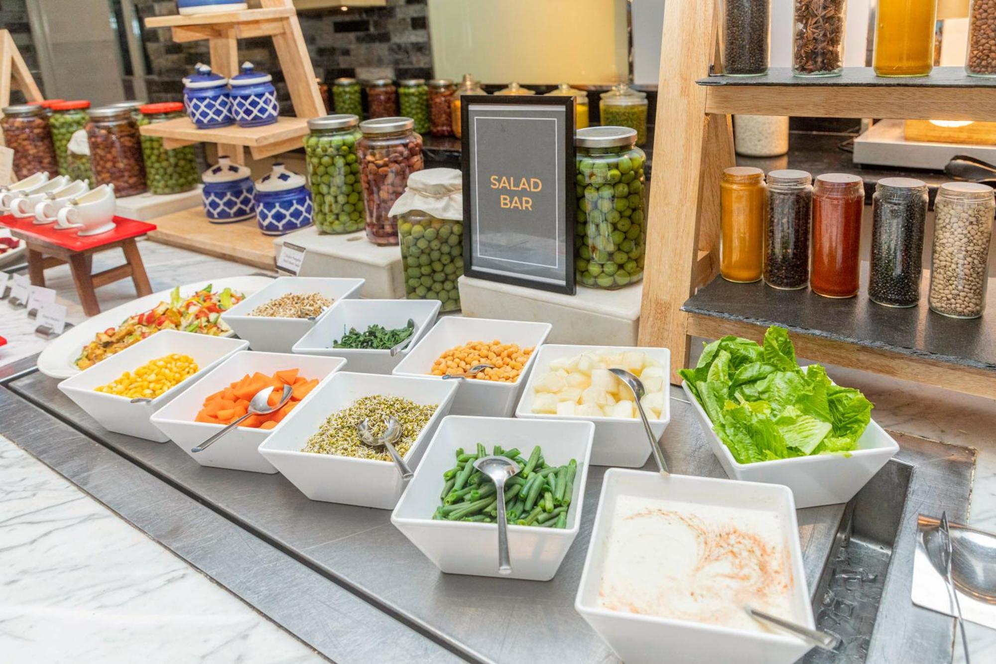 Courtyard By Marriott Agra Hotel Ngoại thất bức ảnh Salad bar