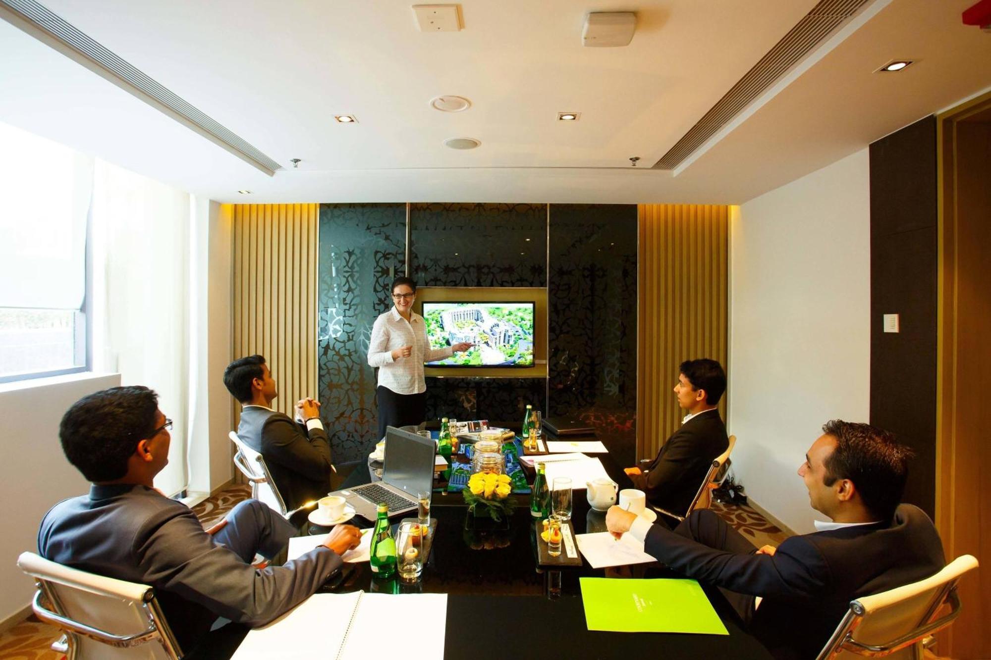 Courtyard By Marriott Agra Hotel Ngoại thất bức ảnh A meeting in progress