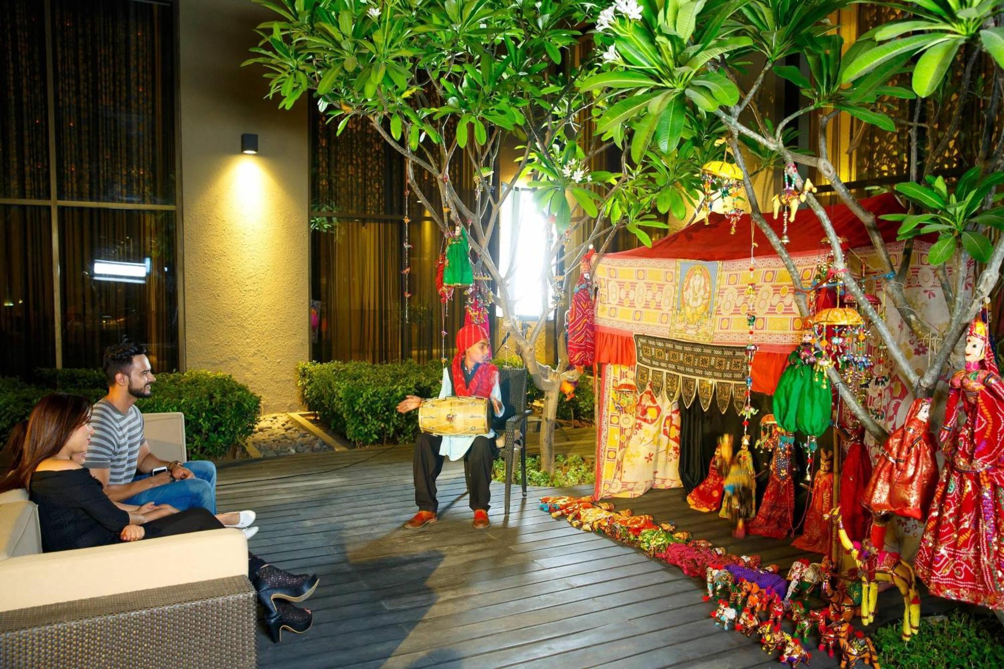 Courtyard By Marriott Agra Hotel Ngoại thất bức ảnh The temple of the Earth God in the courtyard of the hotel